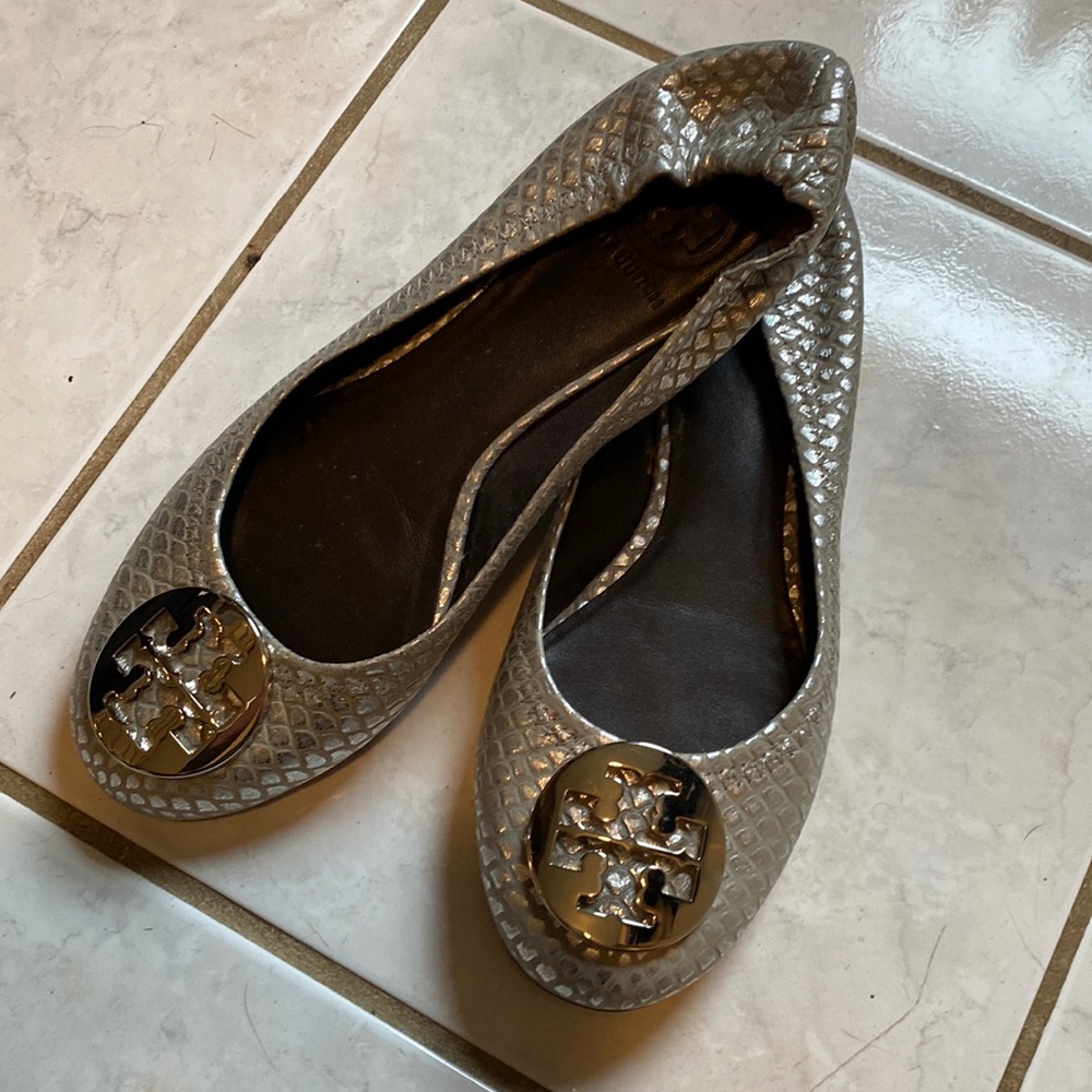Brand new Tory Burch silver pattern ballet flats size 8